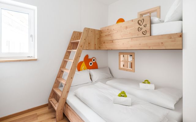 Kinderhotel Allgäuer Berghof – Kinderzimmer Familien-Suite Spass-Suite Froschi mit Blick auf die Allgäuer Alpen