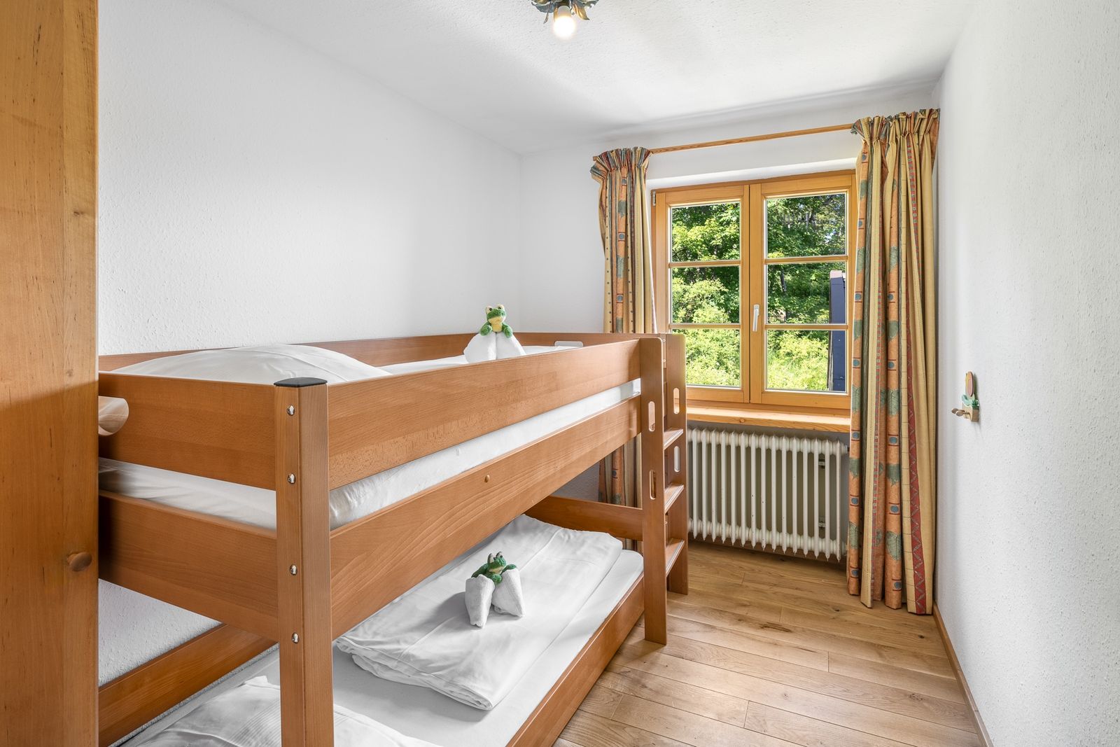 Kinderhotel Allgäuer Berghof – Kinderzimmer Familien-Chalet Entschenkopf mit Blick auf die Allgäuer Alpen