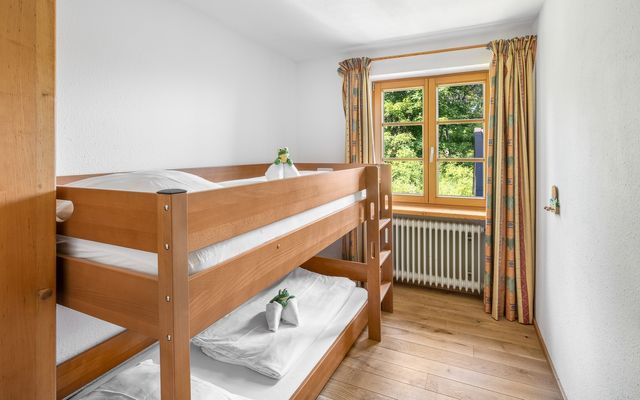Kinderhotel Allgäuer Berghof – Kinderzimmer Familien-Chalet Entschenkopf mit Blick auf die Allgäuer Alpen