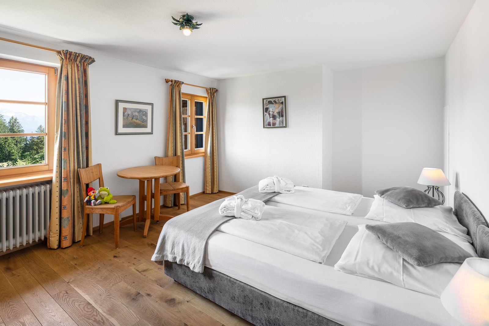 Kinderhotel Allgäuer Berghof – Schlafzimmer Familien-Chalet Entschenkopf mit Blick auf die Allgäuer Alpen