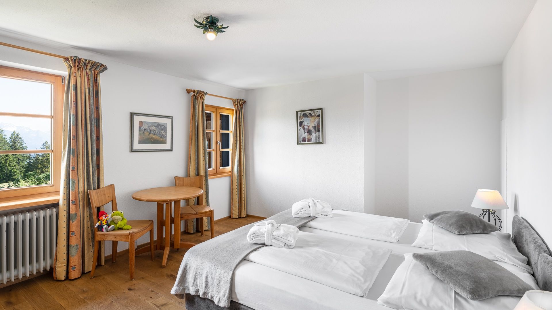 Kinderhotel Allgäuer Berghof – Schlafzimmer Familien-Chalet Entschenkopf mit Blick auf die Allgäuer Alpen