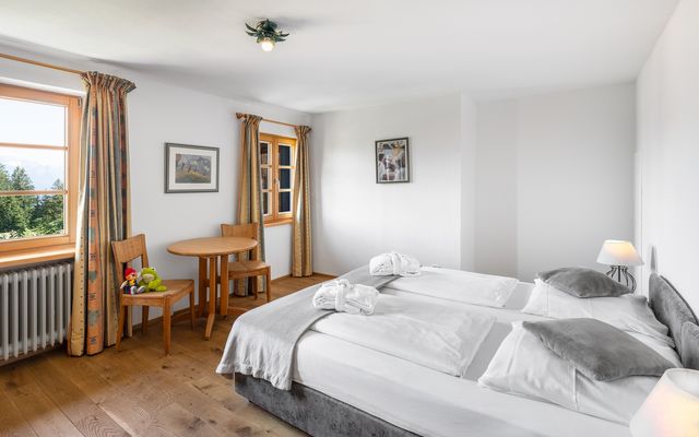 Kinderhotel Allgäuer Berghof – Schlafzimmer Familien-Chalet Entschenkopf mit Blick auf die Allgäuer Alpen