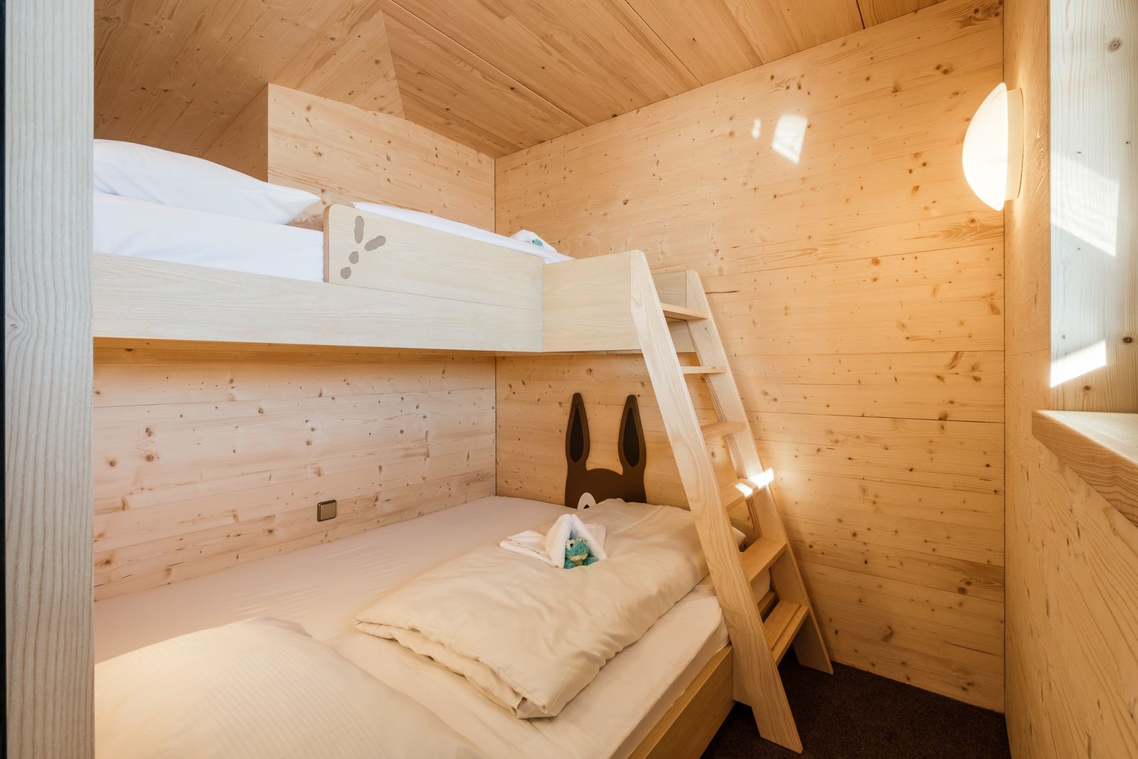 Kinderhotel Allgäuer Berghof Kinderzimmer in der Familien-Suite Häschengrube – mit Blick auf die Allgäuer Alpen