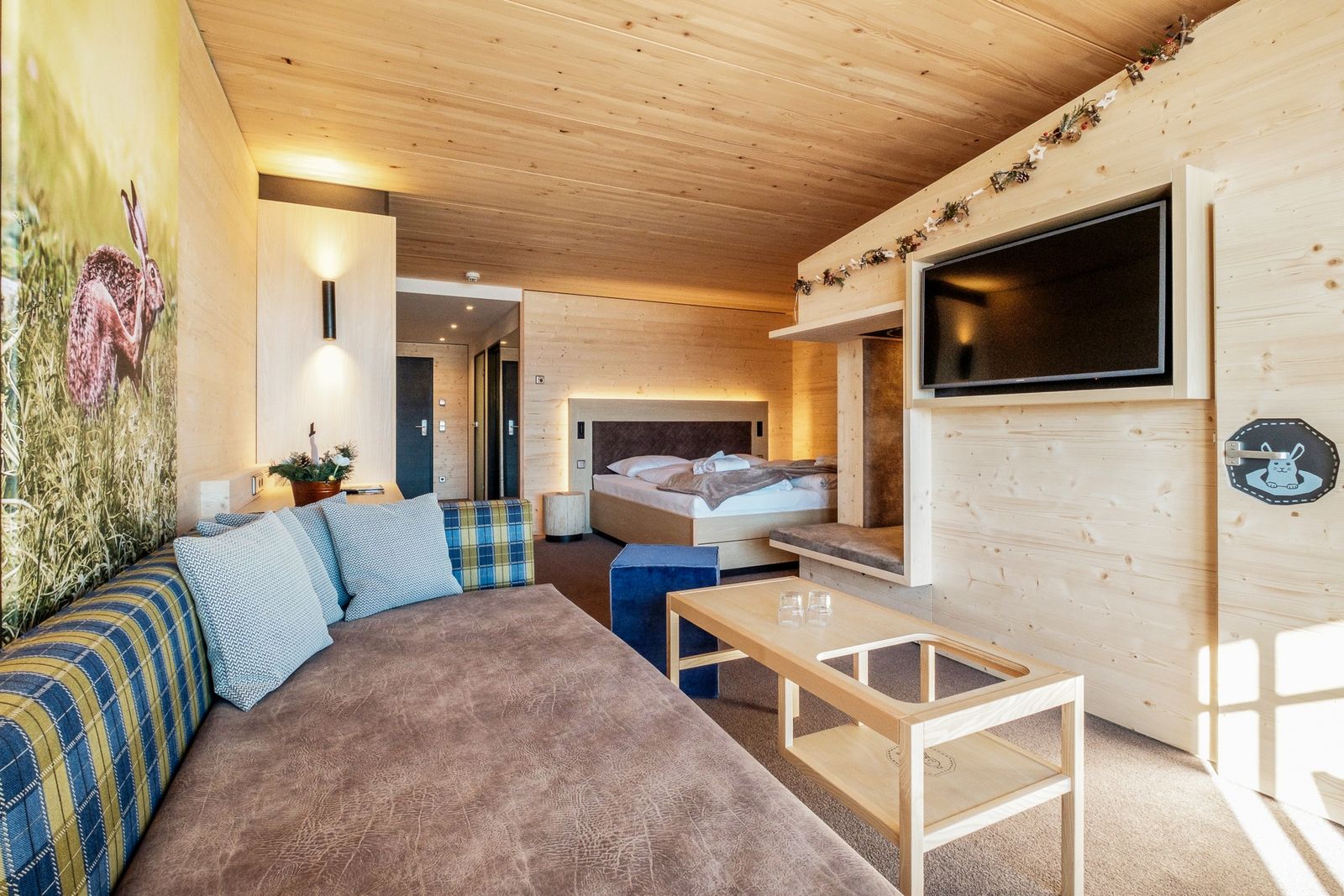 Kinderhotel Allgäuer Berghof Wohnzimmer, Familien-Suite Häschengrube XL mit Blick auf die Allgäuer Alpen