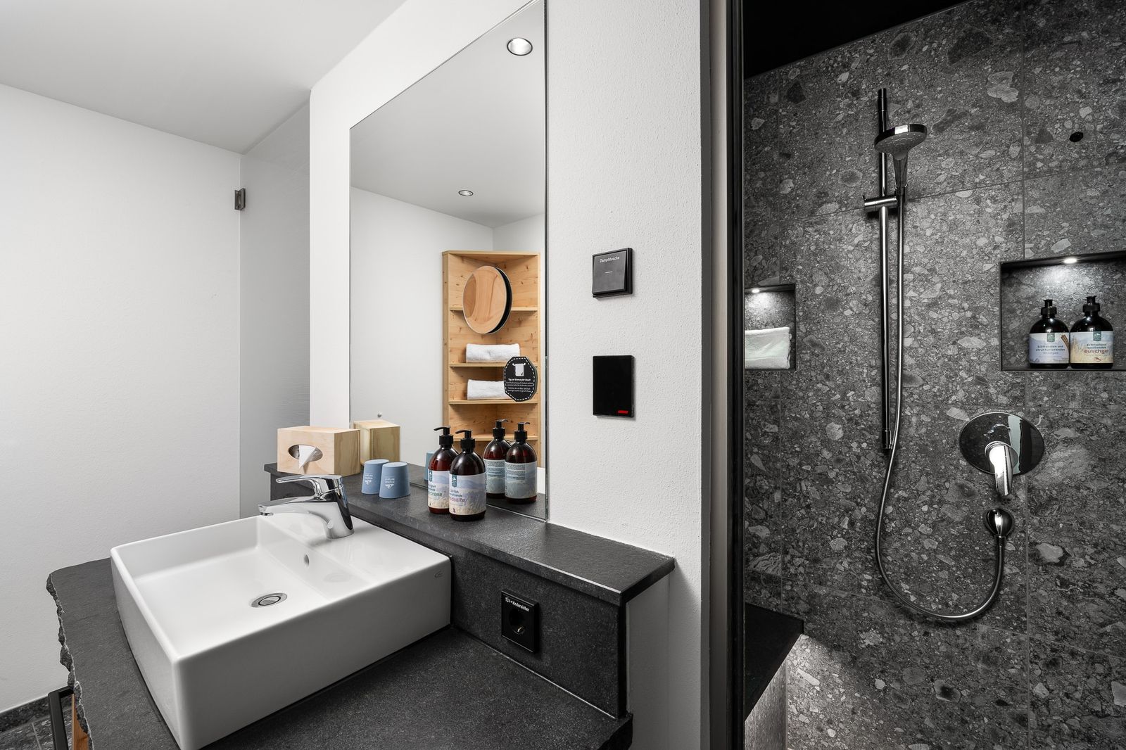 Kinderhotel Allgäuer Berghof – Badezimmer Familiensuite Spass-Suite Froschi mit Blick auf die Allgäuer Alpen