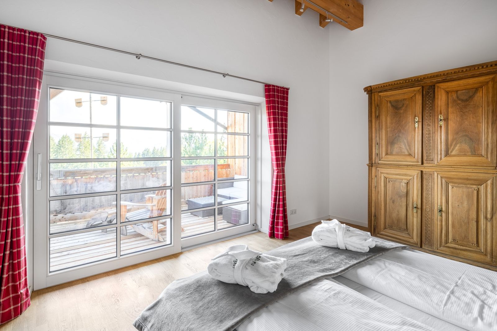Kinderhotel Allgäuer Berghof – Schlafzimmer Bauernhof-Chalet Rubihorn mit Blick auf die Allgäuer Alpen