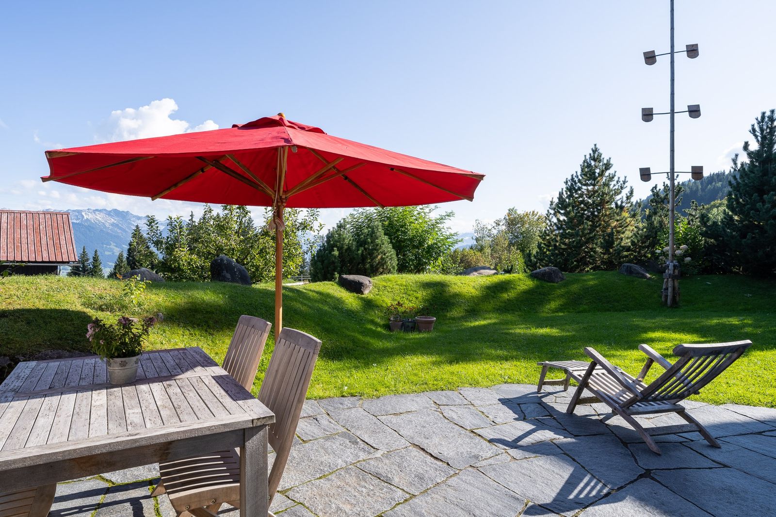 Kinderhotel Allgäuer Berghof – Garten und Terrasse Bauernhof-Chalet Rubihorn mit Blick auf die Allgäuer Alpen