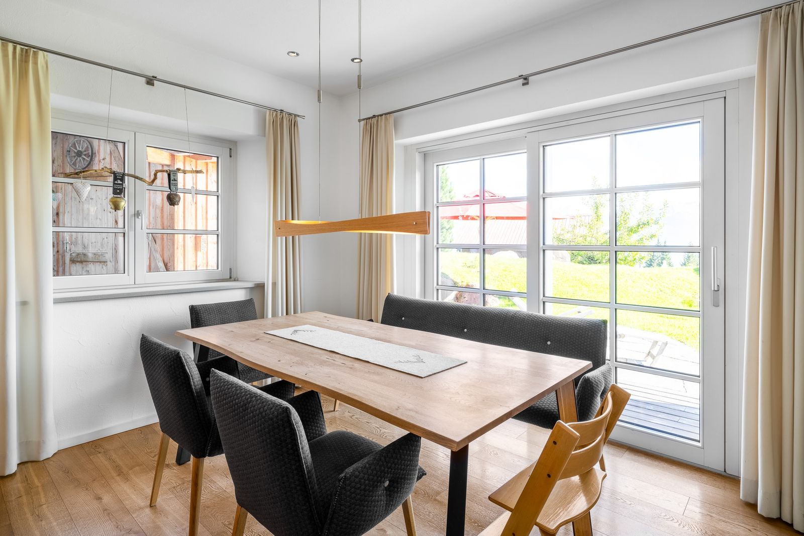Kinderhotel Allgäuer Berghof – Essbereich Bauernhof-Chalet Rubihorn mit Blick auf die Allgäuer Alpen