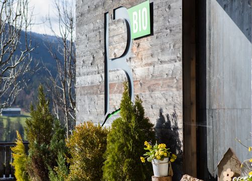 Biohotel Ifenblick: Hotel-Logo beim Eingang - Bio-Berghotel Ifenblick