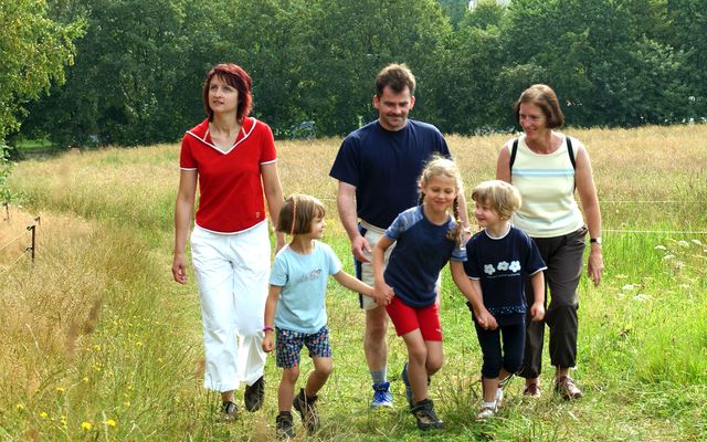 Familienhotel_Am_Rennsteig_Familie_Wanderung.jpg