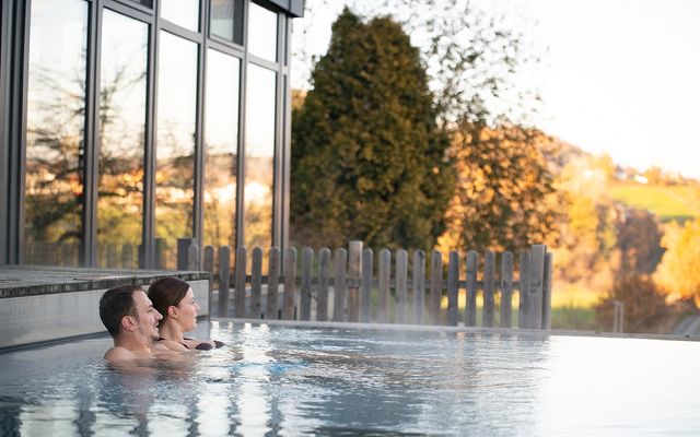 Eltern beim Cocktail Abend an der Bar