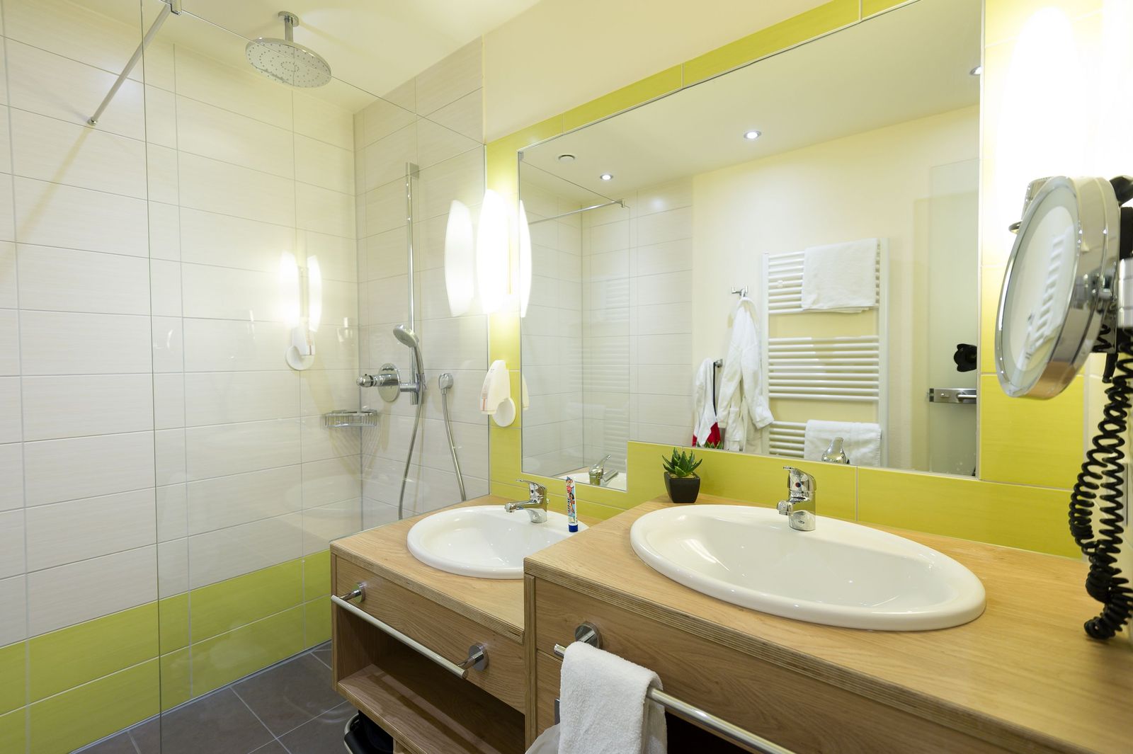 Badezimmer Familienappartement Bergpanorama im Familotel Landhaus zur Ohe Bayerischer Wald