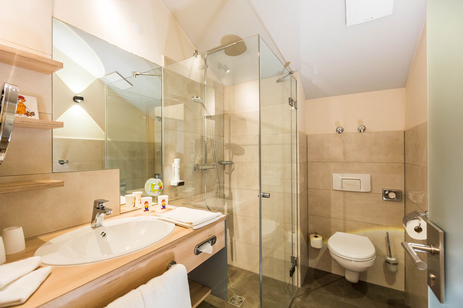 Badezimmer mit Dusche und Toilette und Waschbecken