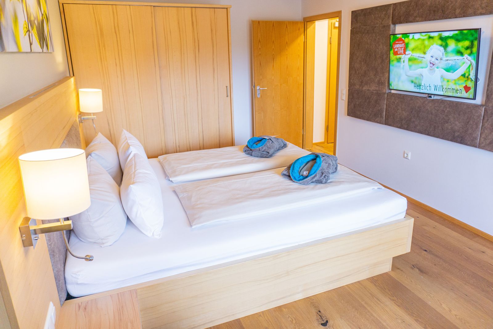 Schlafzimmer mit Doppelbett für die Eltern