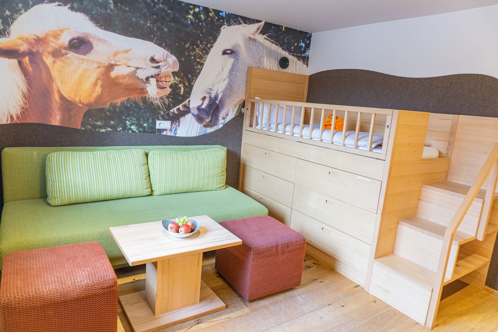 Kinderzimmer mit Hochbett und Schlafcouch, Pferdetapete an der Wand