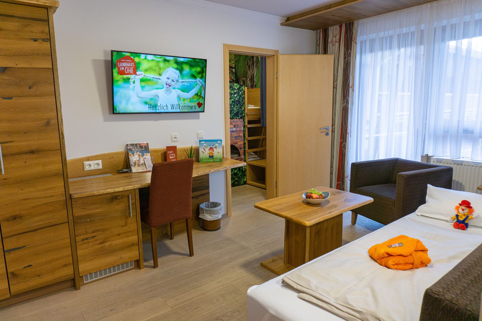 Wohnzimmer mit Schlafcouch mit Blick Richtung Kinderzimmer