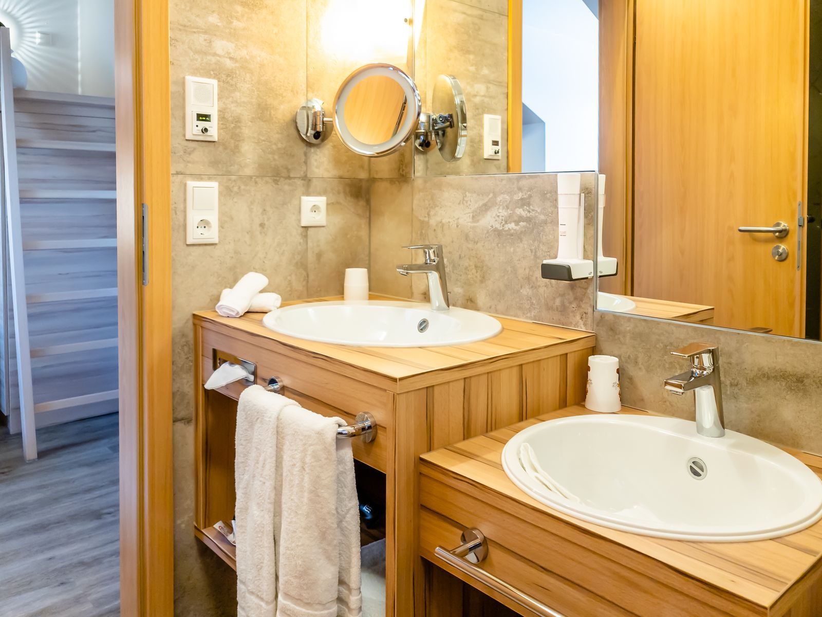 Badezimmer mit 2 unterschiedliche hohen Waschbecken