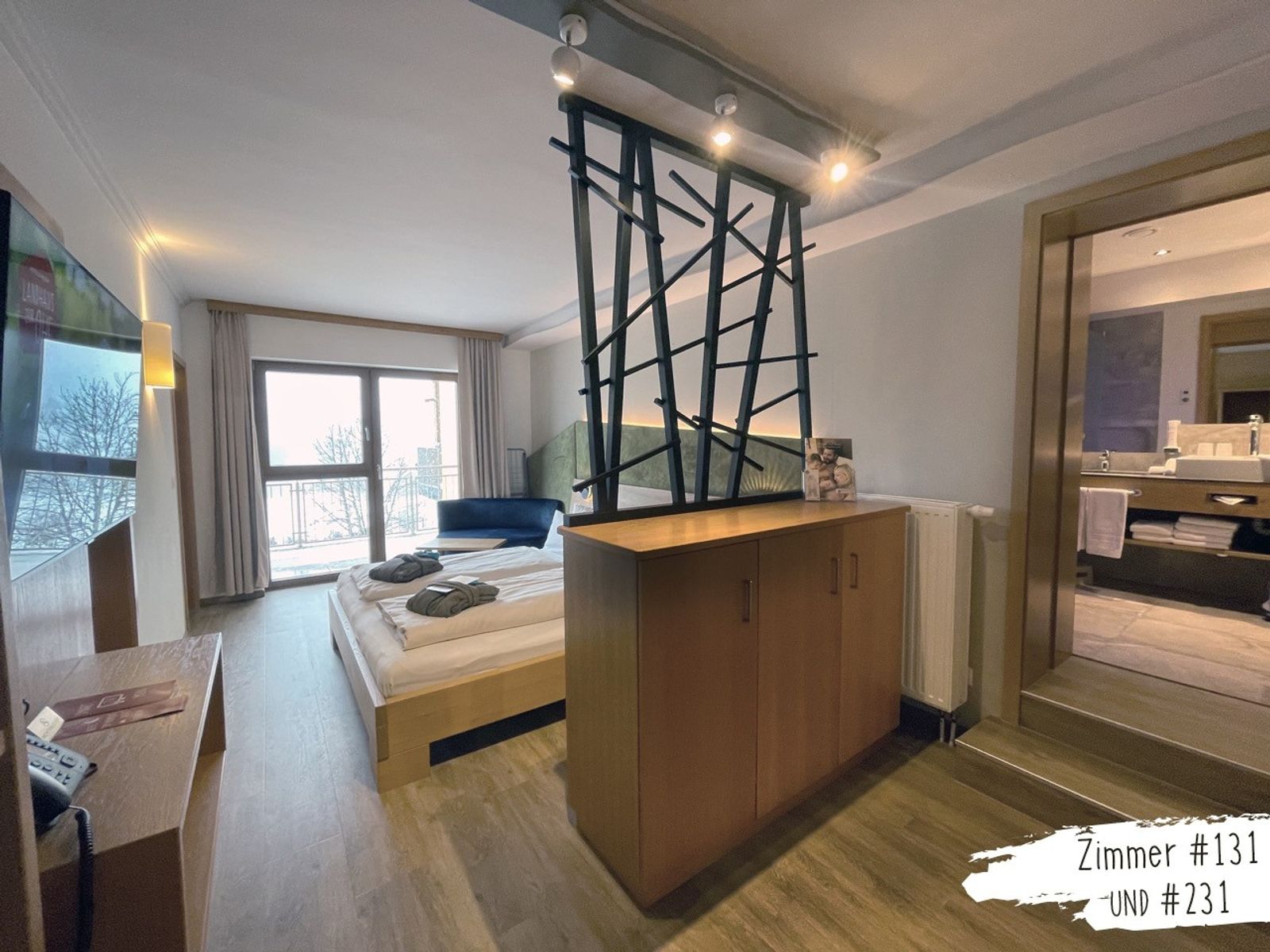 Elternschlafzimmer mit Doppelbett und Blick ins Bad