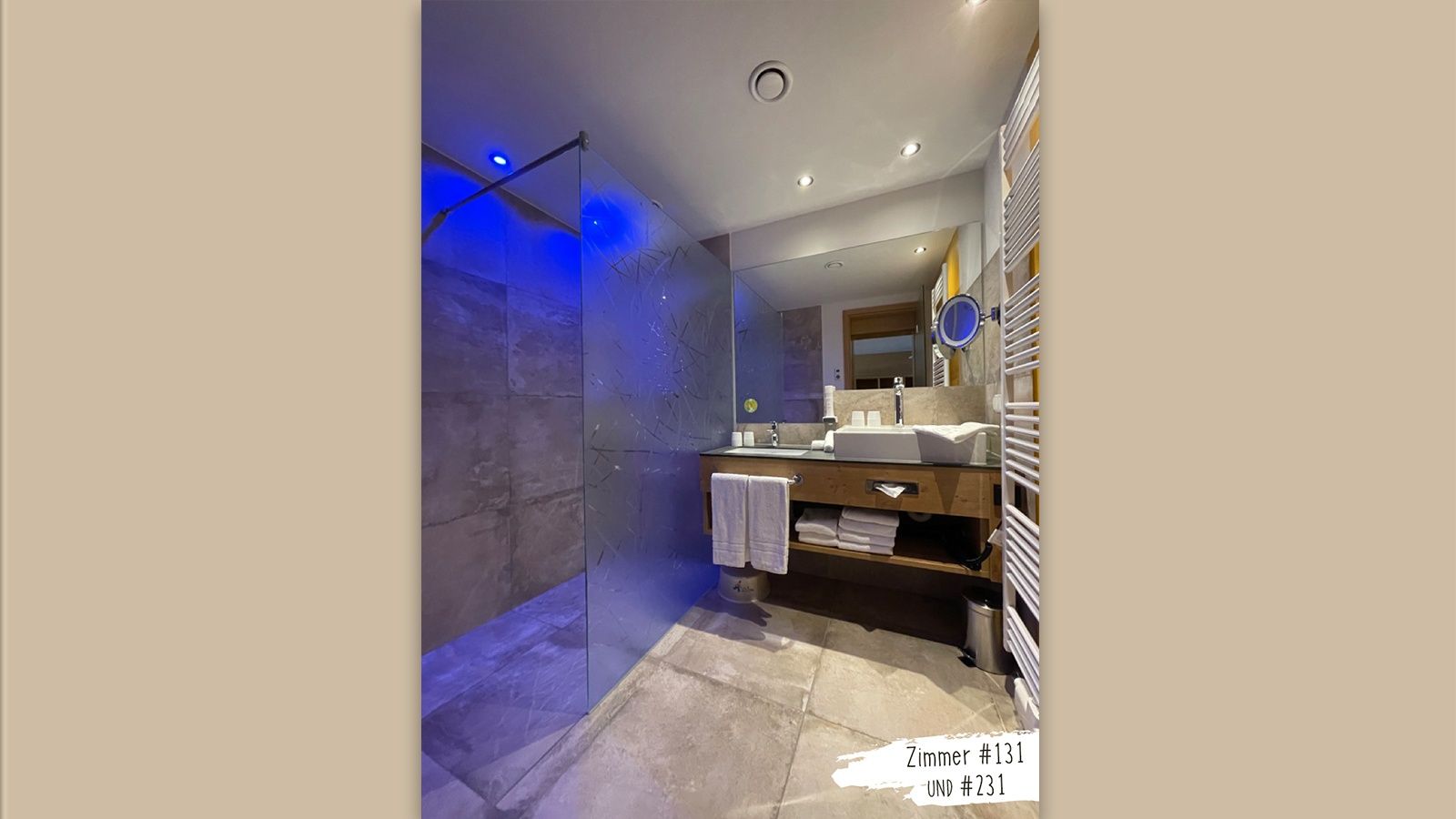 Badzimmer mit Dusche und Waschbecken