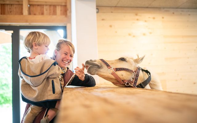 Kinder jubeln über die Traktor-Fahrschule