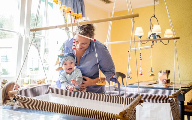 Qualifizierte Baby- und Kinderbetreuung an mindestens 51 Stunden pro Woche.