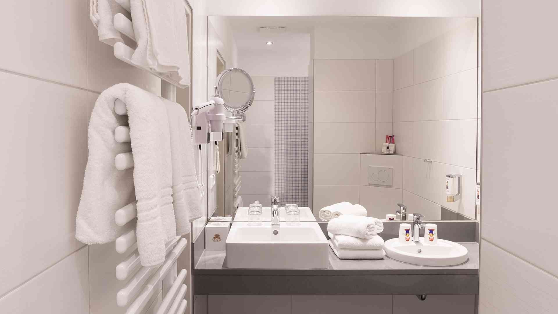 Neues Badezimmer mit Doppelwaschtisch, Dusche, WC + Föhn