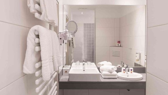 Neues Badezimmer mit Doppelwaschtisch, Dusche, WC + Föhn