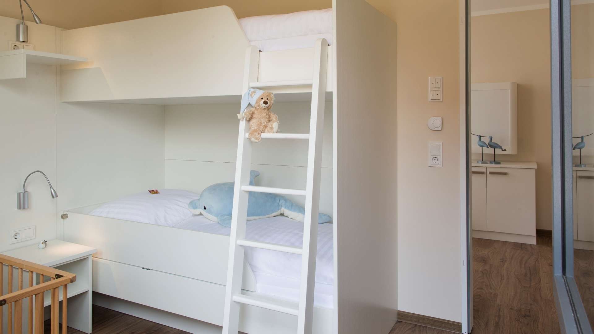 Blick auf das Etagenbett im Kinderzimmer in der Familien Suite Typ C