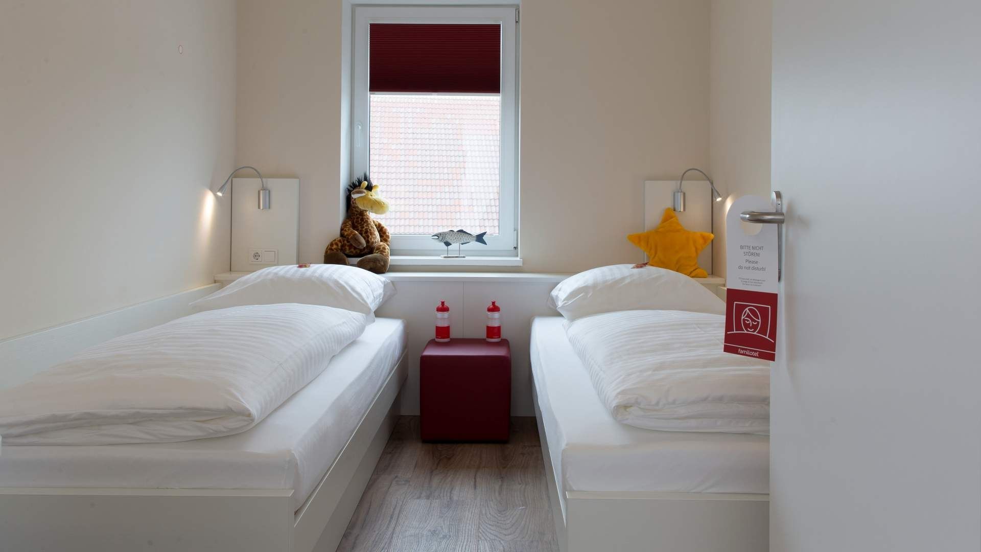 zwei Einzelbetten unten in der Familien Suite Typ E