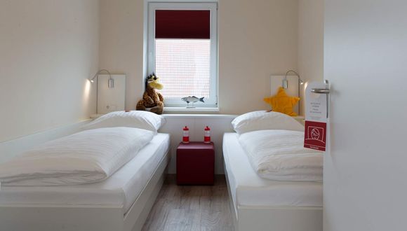zwei Einzelbetten unten in der Familien Suite Typ E