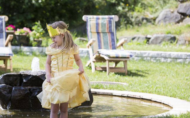 Prinzessin am Brunnen im Familotel Bavaria in Pfronten