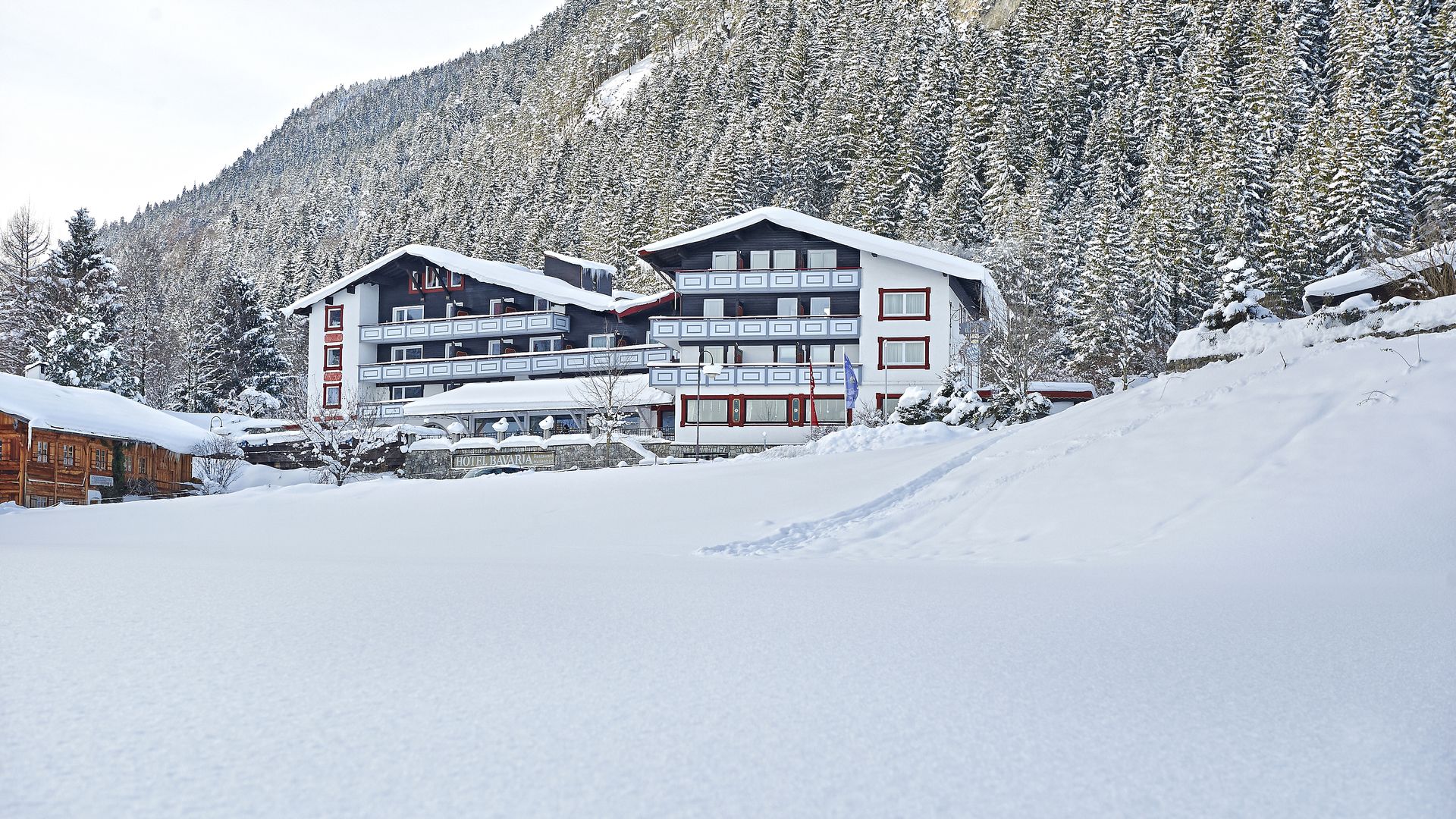 Familotel Bavaria im Winter. Mit tollem Rodelhand am Hotel. Direkteinstieg auf die Loipe. 400m zum Familienskigebiet.