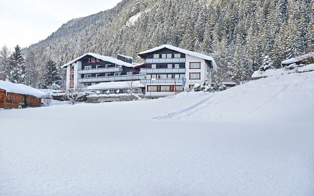 Familotel Bavaria im Winter. Mit tollem Rodelhand am Hotel. Direkteinstieg auf die Loipe. 400m zum Familienskigebiet.