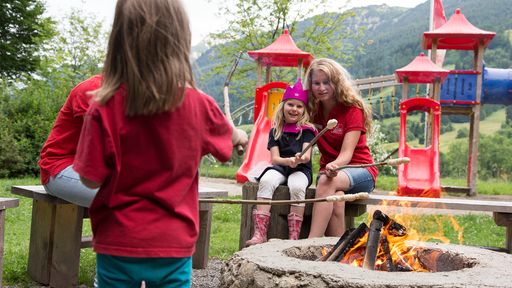 Auf den Themen-Spielplätzen "Ritter" und "Mörchen" werden in der Sommersaison betreute Spielmöglichkeiten angeboten.