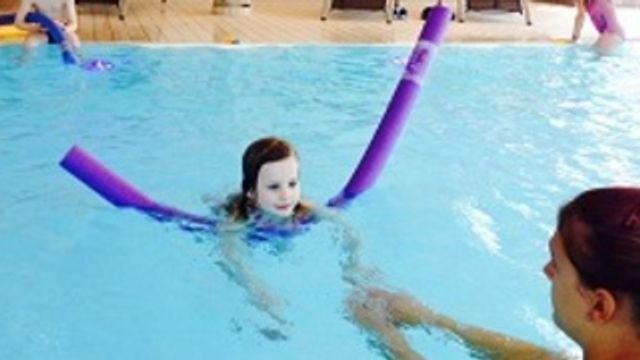 Schwimmen lernen im Familienurlaub