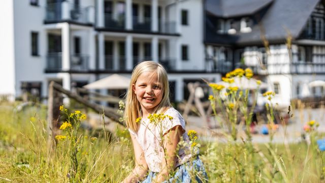 Wasserspiele, Riesen-Sandburg bauen  & sich Sonnen im Waldgarten