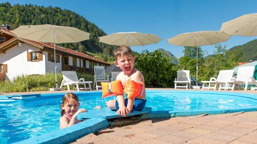 Genißen Sie ein tolles Badeerlebnis für Groß und Klein im Familotel Krone.