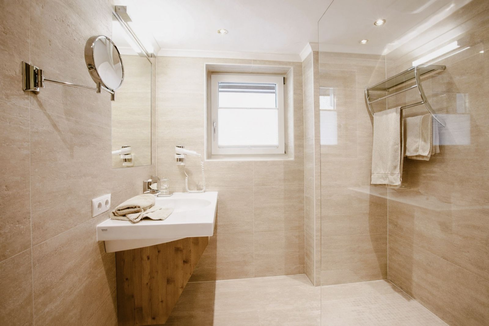 Doppelzimmer »Junior Zirbe« image 2 - Familotel Stubaital Alpenhotel Kindl