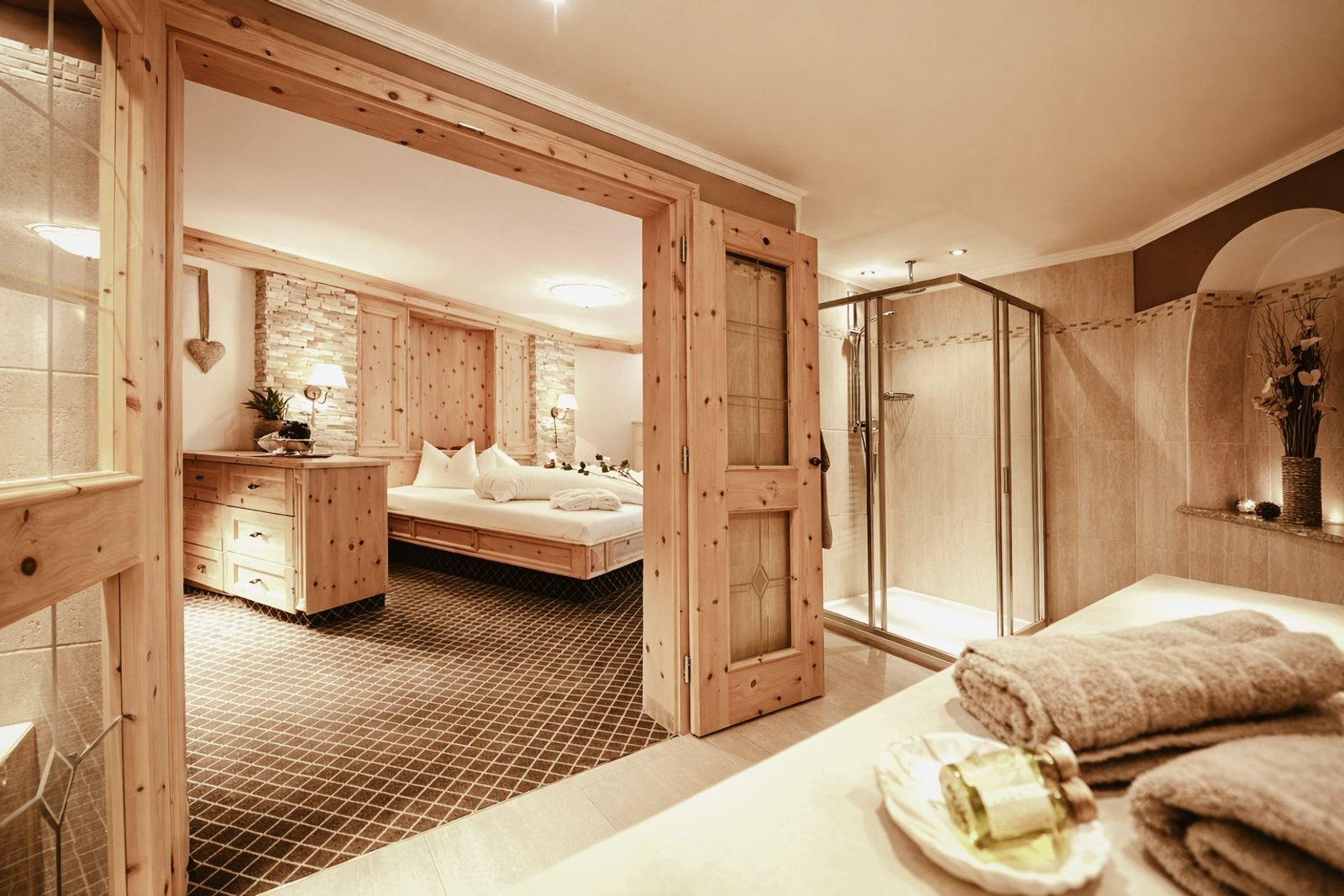 Doppelzimmer »Luxus Zirbe« image 3 - Familotel Stubaital Alpenhotel Kindl