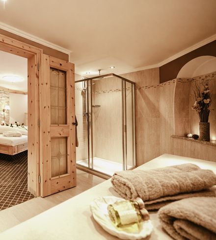 Doppelzimmer »Luxus Zirbe« thumbnail 3 - Familotel Stubaital Alpenhotel Kindl