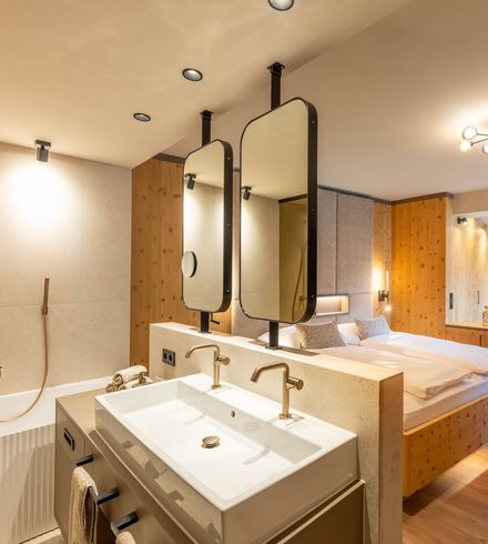 Familiensuite »Premium Zirbe mit privatem Innenhof« thumbnail 1 - Familotel Stubaital Alpenhotel Kindl