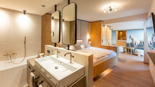 Familiensuite »Premium Zirbe mit privatem Innenhof« | 45 qm - 2-Raum