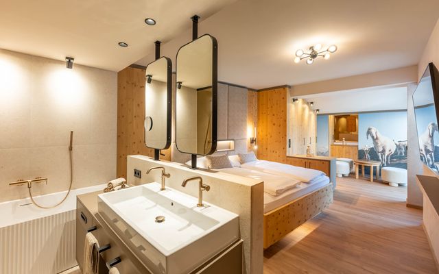 Hotel Zimmer: Familiensuite »Premium Zirbe mit privatem Innenhof« | 45 qm - 2-Raum