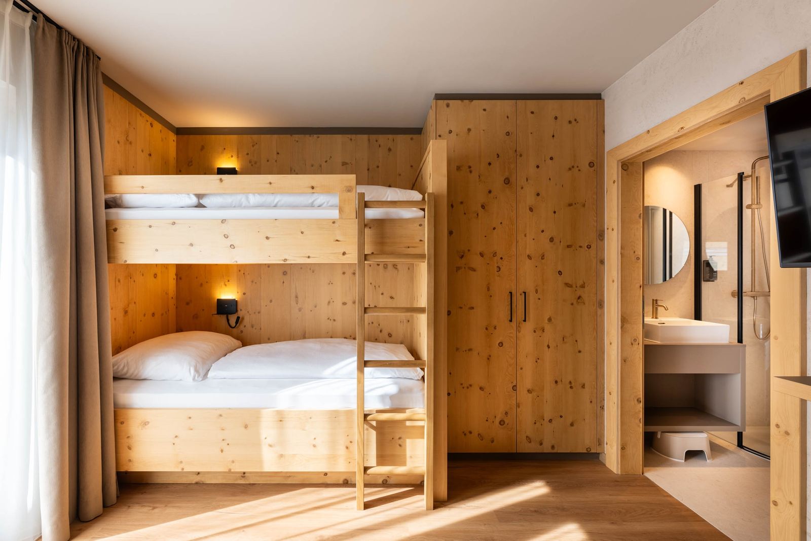 Familiensuite »Premium Zirbe mit privatem Innenhof« image 5 - Familotel Stubaital Alpenhotel Kindl