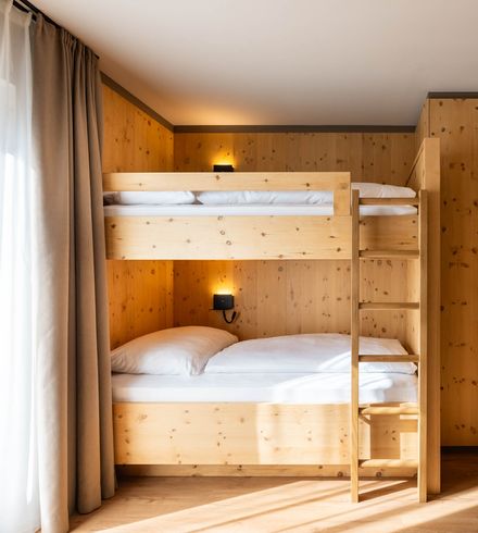 Familiensuite »Premium Zirbe mit privatem Innenhof« thumbnail 5 - Familotel Stubaital Alpenhotel Kindl