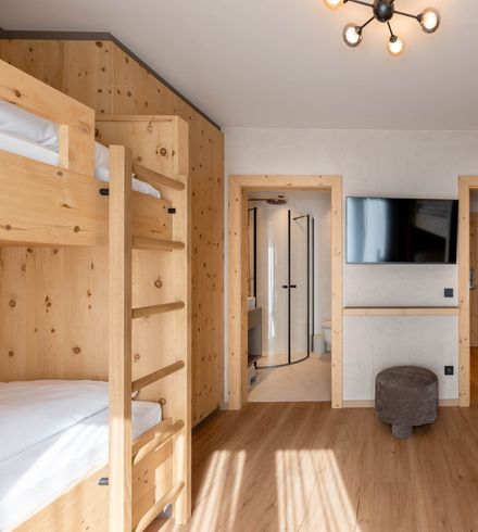 Familiensuite »Premium Zirbe mit privatem Innenhof« thumbnail 7 - Familotel Stubaital Alpenhotel Kindl