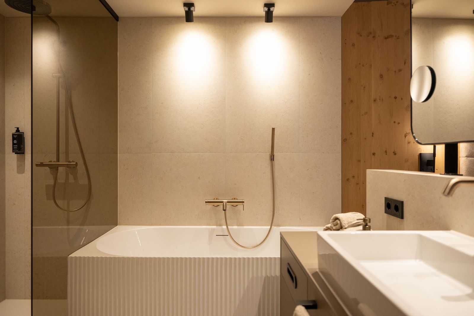 Familiensuite »Premium Zirbe mit privatem Innenhof« image 9 - Familotel Stubaital Alpenhotel Kindl