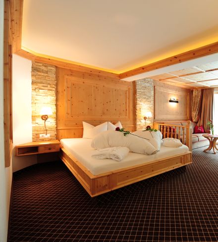 Doppelzimmer »Luxus Zirbe« thumbnail 1 - Familotel Stubaital Alpenhotel Kindl