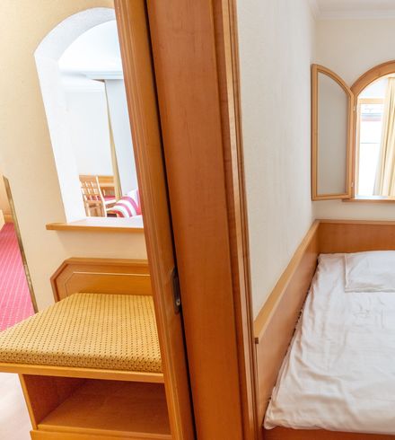 Doppelzimmer »Deluxe mit eingeschränkter Aussicht« thumbnail 3 - Familotel Stubaital Alpenhotel Kindl