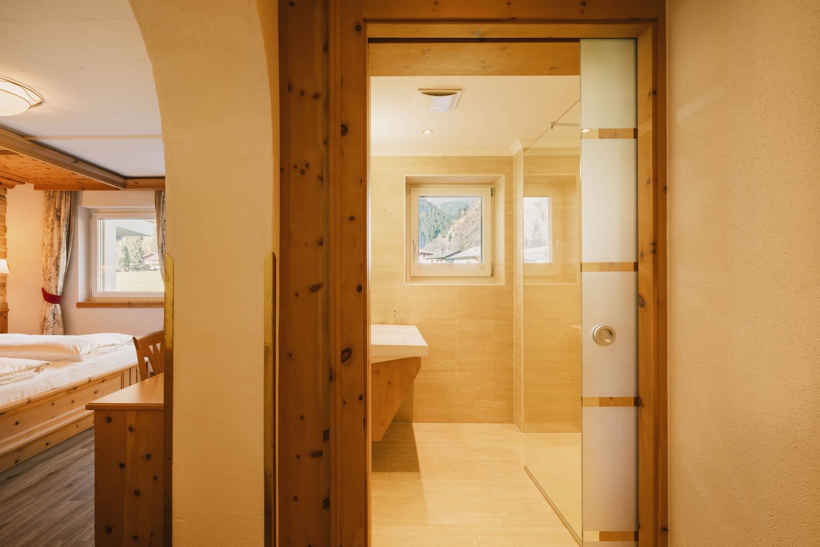 Doppelzimmer »Junior Zirbe« image 2 - Familotel Stubaital Alpenhotel Kindl